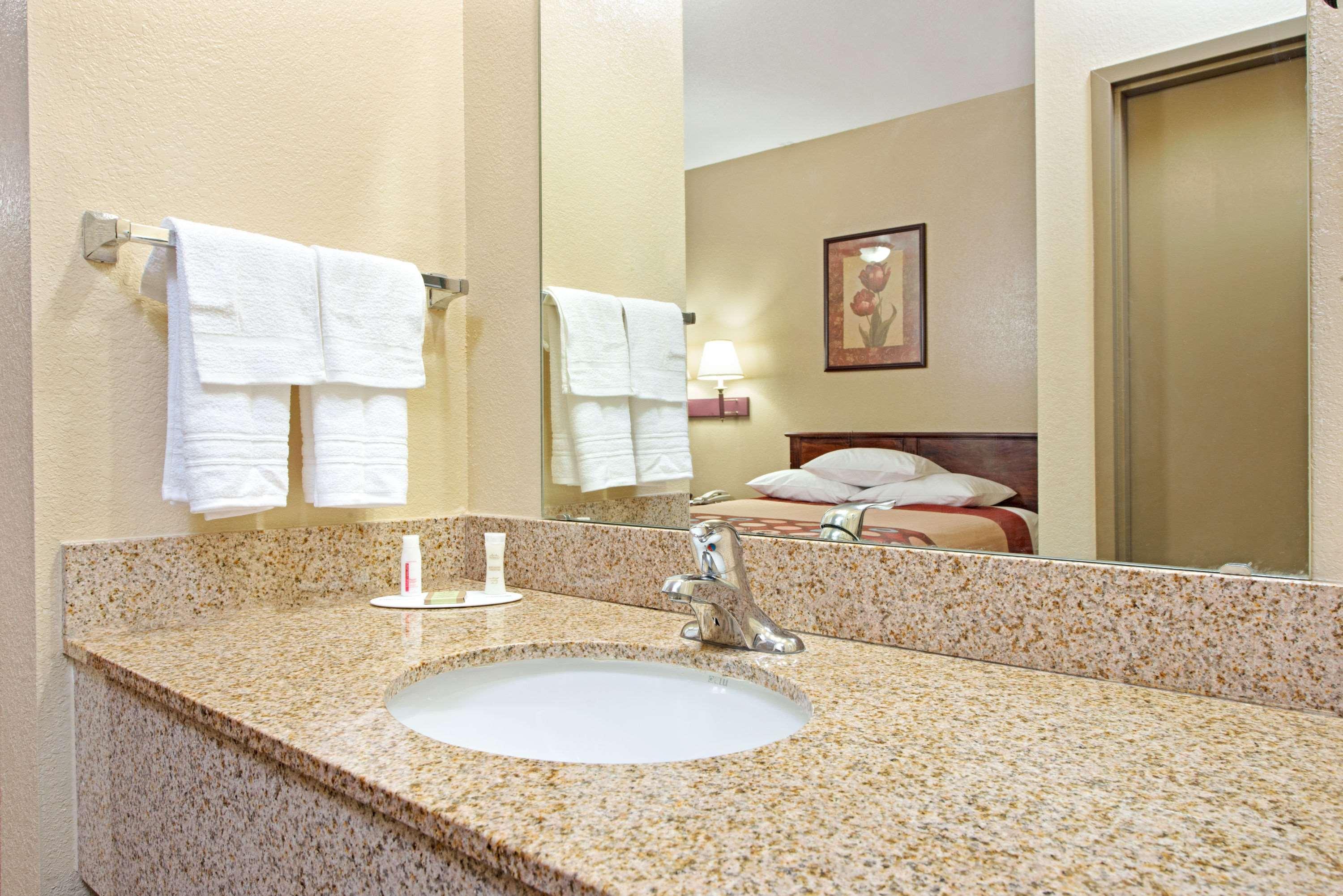 Super 8 By Wyndham St. Louis Airport Hotell Woodson Terrace Eksteriør bilde